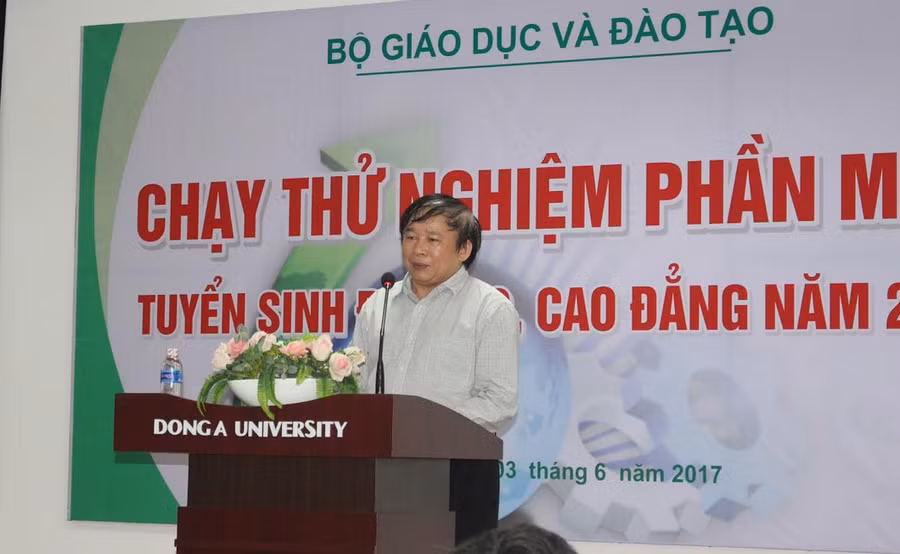 Thứ trưởng Bùi Văn Ga phát biểu khai mạc tập huấn chạy thử phần mềm tuyển sinh các trường khu vực phía Nam. 