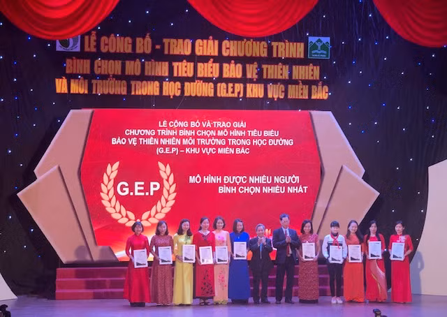 Trao giải cho 10 mô hình được bình chọn trực tuyến nhiều nhất Trao giải cho 10 mô hình được bình chọn trực tuyến nhiều nhất