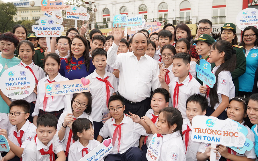 Thủ tướng Nguyễn Xuân Phúc cùng các em học sinh Thủ đô hưởng ứng lễ phát động Thủ tướng Nguyễn Xuân Phúc cùng các em học sinh Thủ đô hưởng ứng lễ phát động