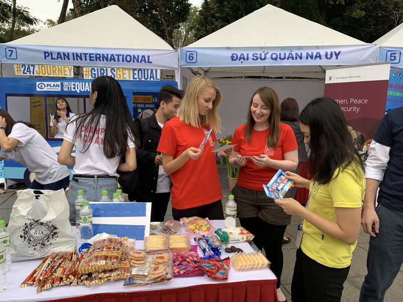 Các đại biểu quốc tế tới dự sự kiện Các đại biểu quốc tế tới dự sự kiện