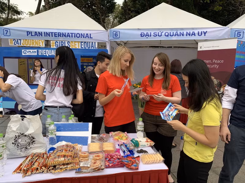 Các đại biểu quốc tế tới dự sự kiện