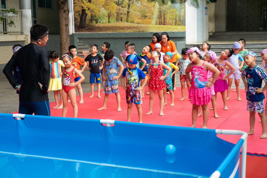 Học sinh khởi động trước khi vào học bơi. Học sinh khởi động trước khi vào học bơi.