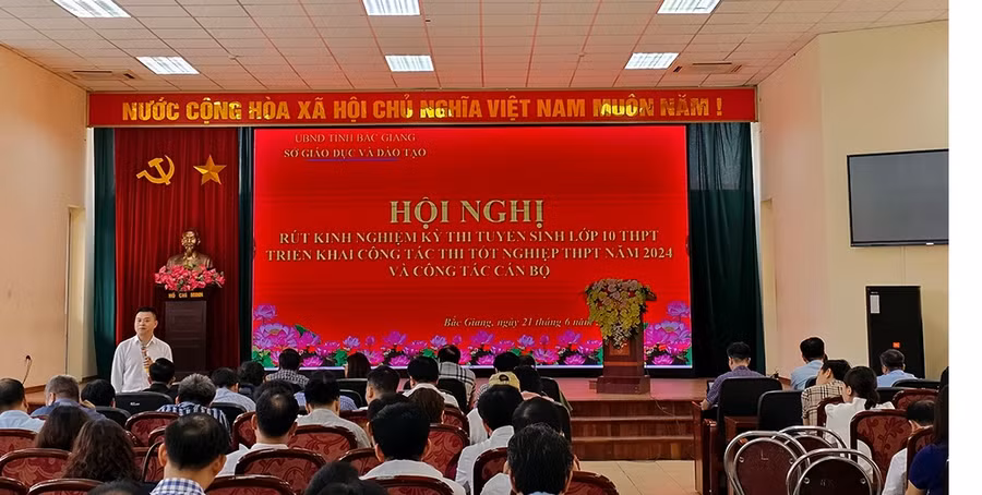 Ông Bạch Đăng Khoa - Phó Giám đốc Sở GD&amp;ĐT Bắc Giang lưu ý các điểm mới, công tác sẵn sàng chuẩn bị cho kỳ thi.