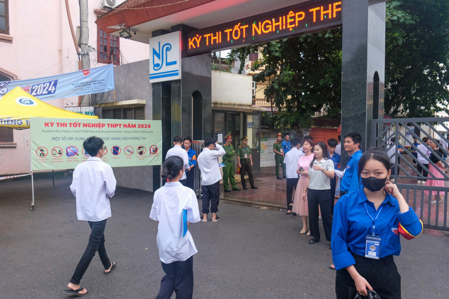 Thí sinh đến điểm thi Trường THPT Ngô Sỹ Liên. Thí sinh đến điểm thi Trường THPT Ngô Sỹ Liên.