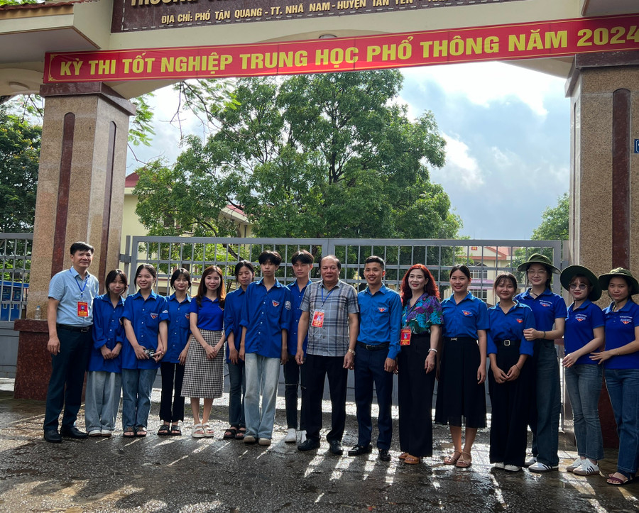 Giám đốc Sở GD&ĐT Bắc Giang Tạ Việt Hùng (thứ 8 bên phải sang) động viên tình nguyện viên tại điểm thi. Giám đốc Sở GD&ĐT Bắc Giang Tạ Việt Hùng (thứ 8 bên phải sang) động viên tình nguyện viên tại điểm thi.