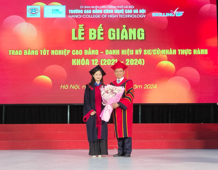 Tân cử nhân tặng hoa tri ân NGƯT.TS. Phạm Xuân Khánh.