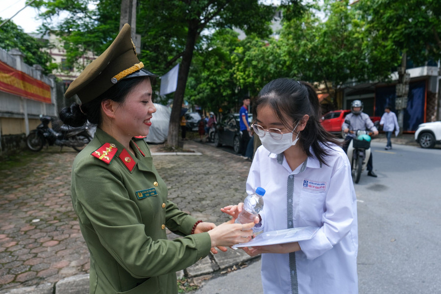 Lực lượng chức năng hỗ trợ, động viên thí sinh dự thi. Lực lượng chức năng hỗ trợ, động viên thí sinh dự thi.