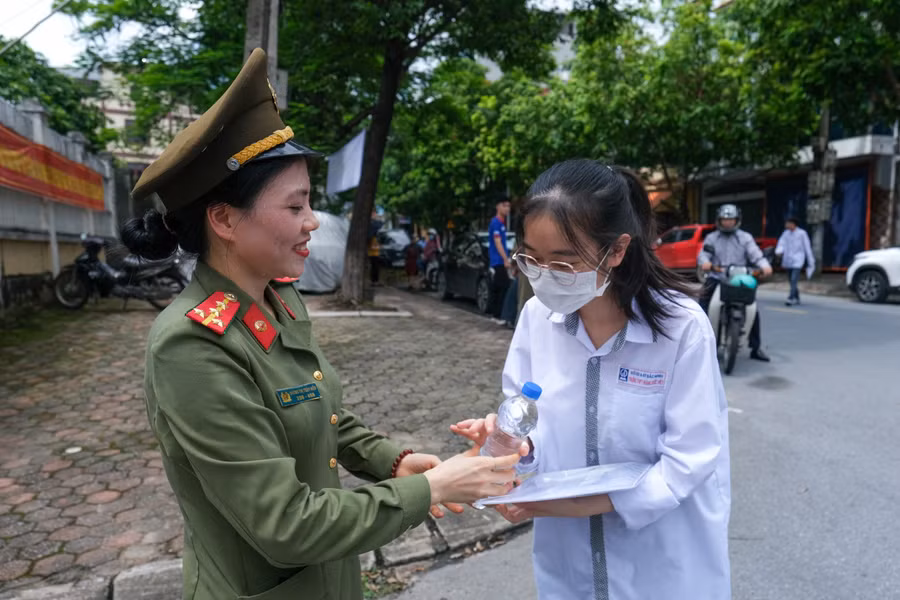 Lực lượng chức năng hỗ trợ, động viên thí sinh dự thi.