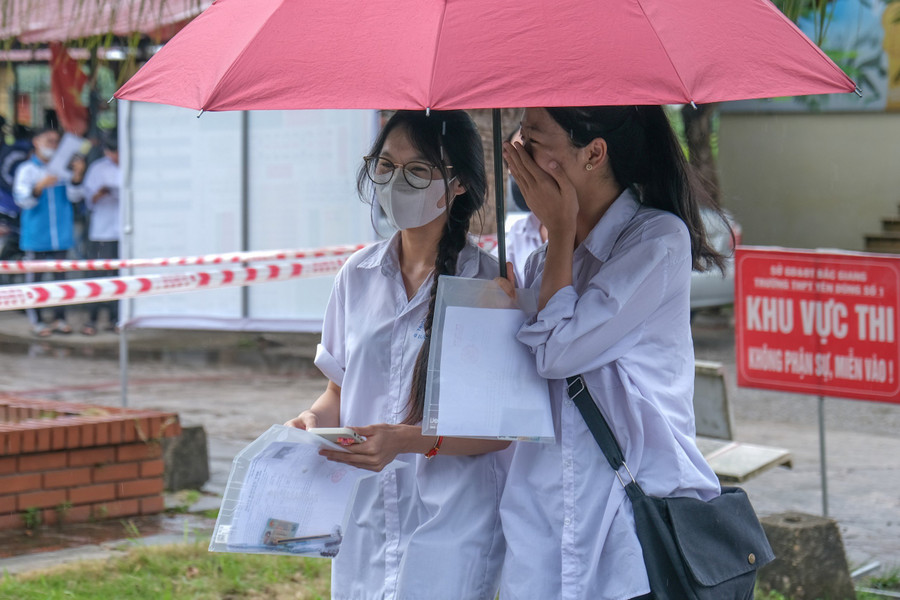 Thí sinh điểm thi trường THPT Yên Dũng số 1 đội ô đến điểm thi. Thí sinh điểm thi trường THPT Yên Dũng số 1 đội ô đến điểm thi.