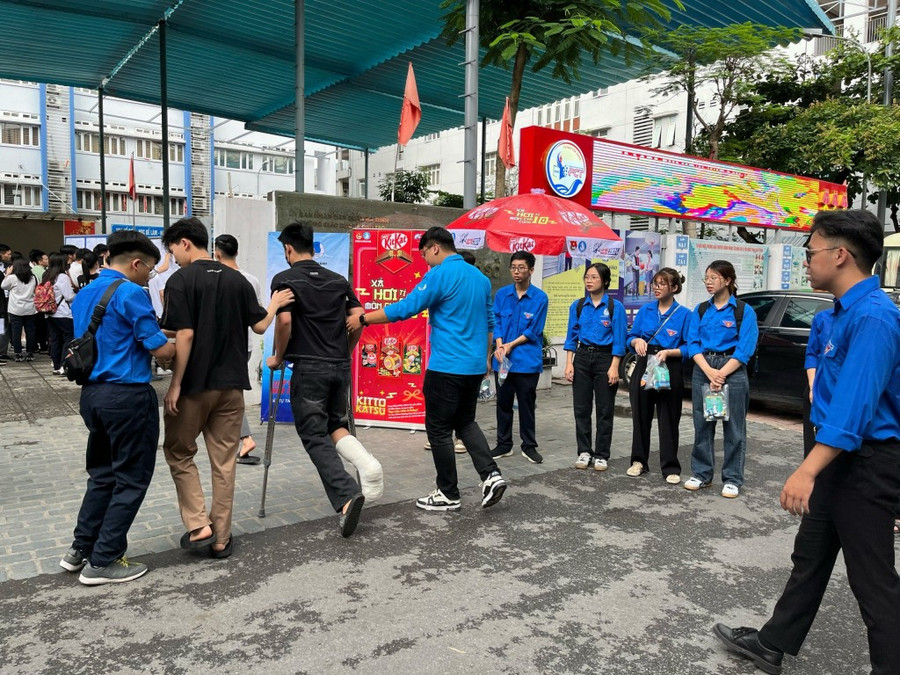 Hỗ trợ thí sinh vào phòng thi.