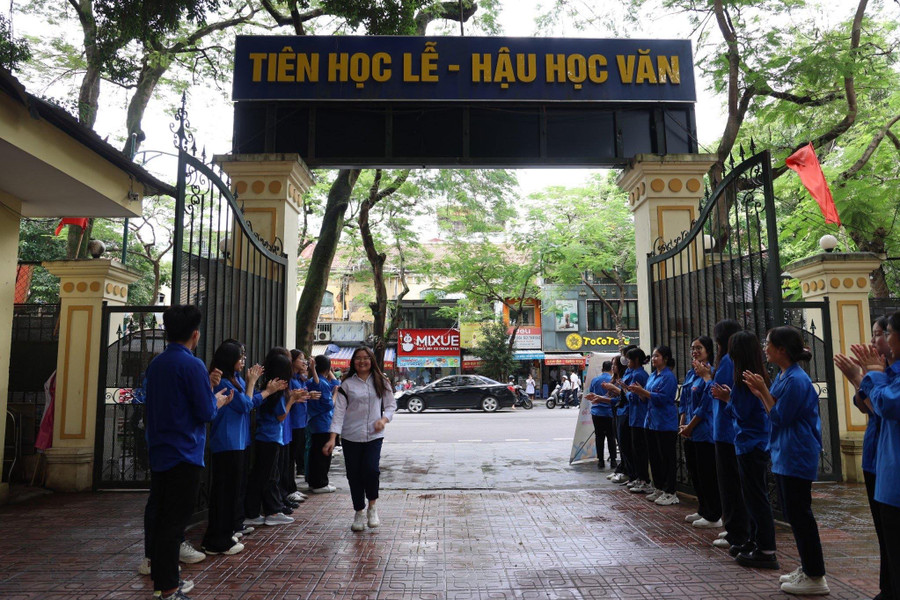 Tình nguyện viên vỗ tay động viên thí sinh.