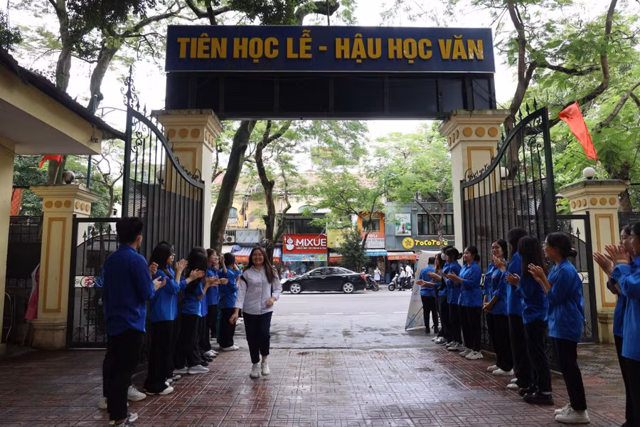 Tình nguyện viên vỗ tay động viên thí sinh.