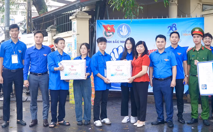 Bà Nguyễn Thị Ngọc - Phó Giám đốc Sở GD&amp;ĐT và anh Trần Văn Đăng - Phó Bí thư phụ trách Tỉnh đoàn Bắc Ninh thăm, tặng quà đội hình tình nguyện tại điểm thi trường THPT Lý Thái Tổ.