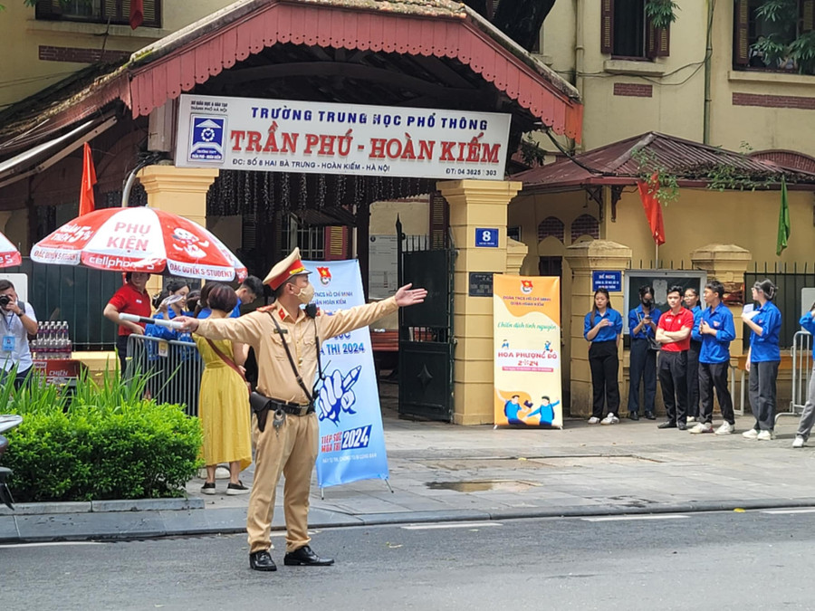 CSGT phân luồng đảm bảo trật tự ATGT chiều 26/6. CSGT phân luồng đảm bảo trật tự ATGT chiều 26/6.