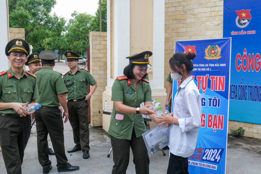Lực lượng công an tiếp sức thí sinh tại điểm thi Trường THPT Hoàng Quốc Việt. Lực lượng công an tiếp sức thí sinh tại điểm thi Trường THPT Hoàng Quốc Việt.
