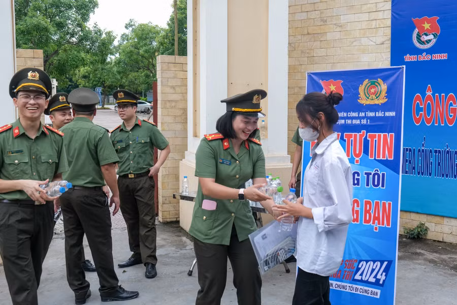 Lực lượng công an tiếp sức thí sinh tại điểm thi Trường THPT Hoàng Quốc Việt.