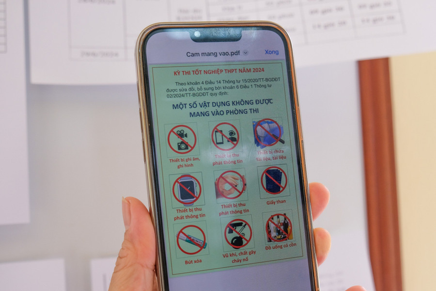 "Cổng mềm" nhắc nhở thí sinh dự thi. "Cổng mềm" nhắc nhở thí sinh dự thi.
