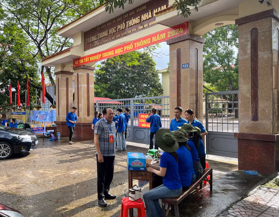 Giám đốc Sở GD&ĐT Bắc Giang kiểm tra công tác thi và động viên đội hình Tiếp sức mùa thi.