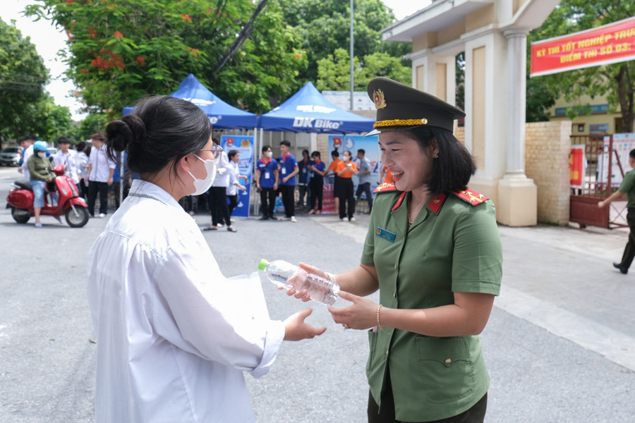 Cán bộ công an tặng nước uống cho thí sinh điểm thi Trường THPT Hoàng Quốc Việt. Cán bộ công an tặng nước uống cho thí sinh điểm thi Trường THPT Hoàng Quốc Việt.