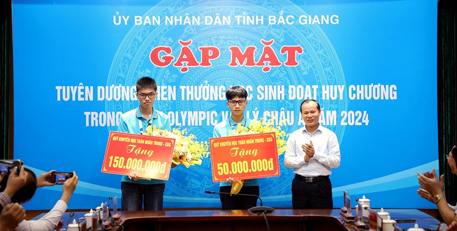 Bắc Giang vừa tổ chức khen thưởng học sinh đạt huy chương Olympic Vật lí châu Á năm 2024. Bắc Giang vừa tổ chức khen thưởng học sinh đạt huy chương Olympic Vật lí châu Á năm 2024.