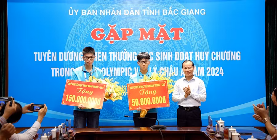 Bắc Giang vừa tổ chức khen thưởng học sinh đạt huy chương Olympic Vật lí châu Á năm 2024.