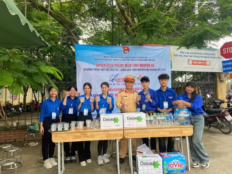 CSGT, tình nguyện viên có mặt sớm tại điểm thi hỗ trợ thí sinh.