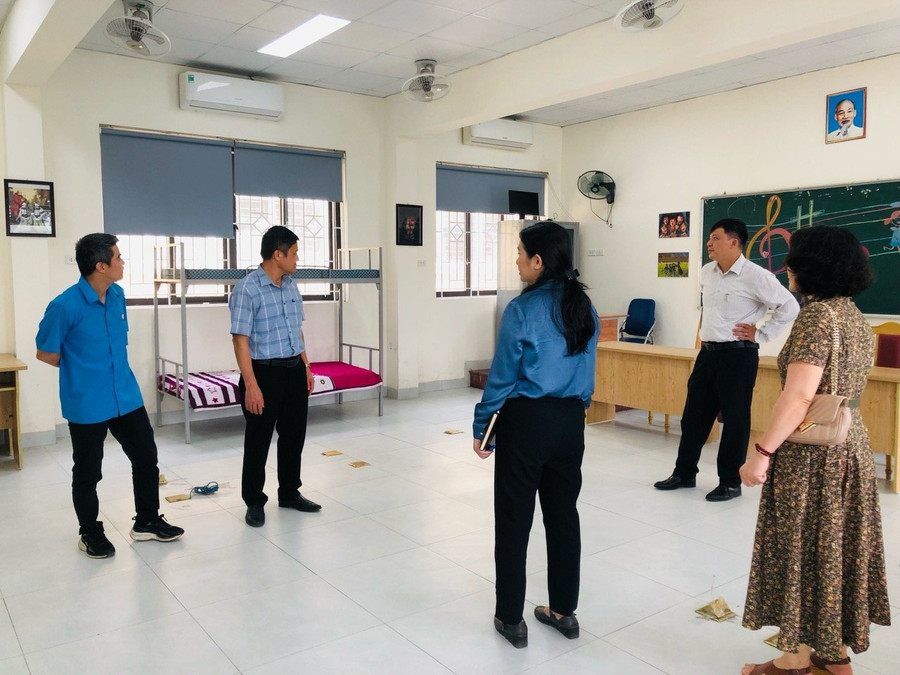 Đoàn kiểm tra của Sở GD&ĐT về công tác chuẩn bị kỳ thi tại Trường THCS Thành Công. Đoàn kiểm tra của Sở GD&ĐT về công tác chuẩn bị kỳ thi tại Trường THCS Thành Công.