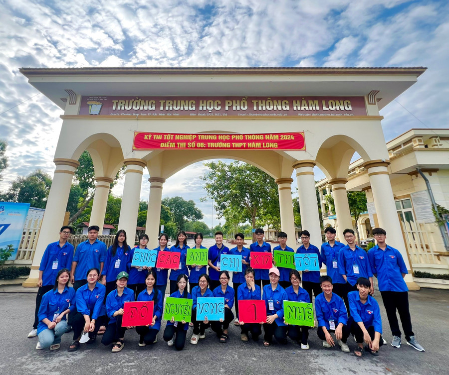 Tình nguyện viên gửi lời chúc đến thí sinh. Tình nguyện viên gửi lời chúc đến thí sinh.