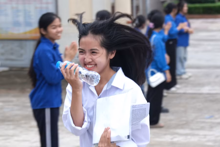 Thí sinh hân hoan sau bài thi môn Ngữ văn.