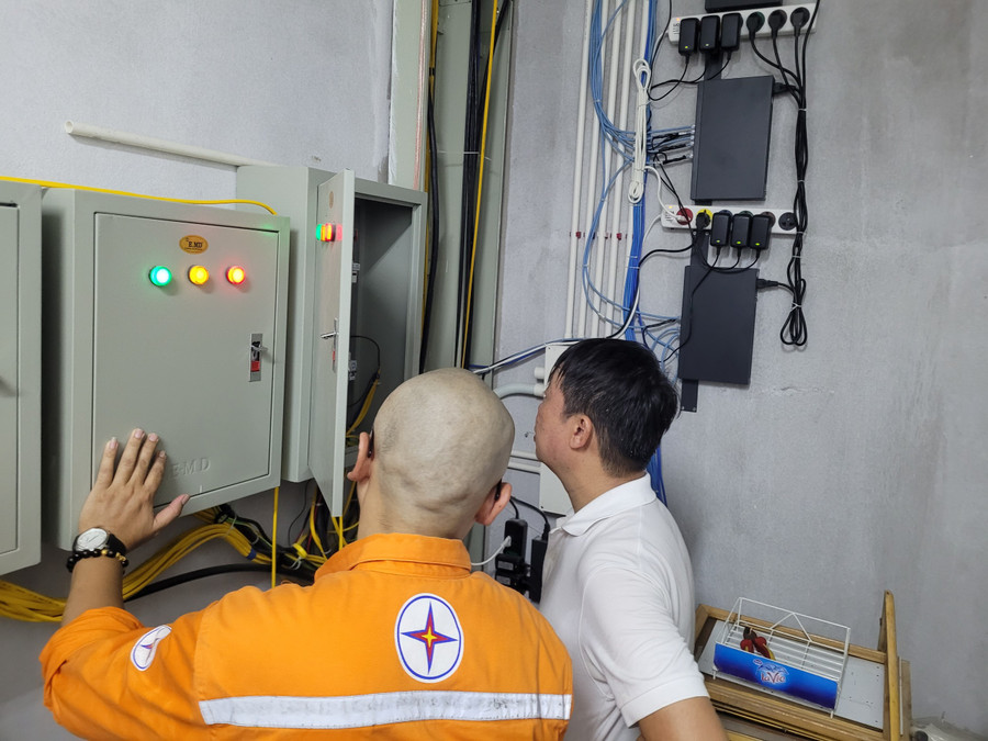 Trường THCS Thành Công kiểm tra an toàn hệ thống điện phục vụ cho kỳ thi. Trường THCS Thành Công kiểm tra an toàn hệ thống điện phục vụ cho kỳ thi.