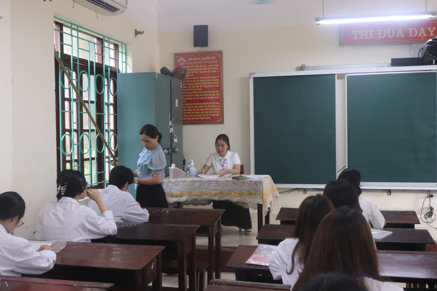 Cán bộ coi thi phổ biến quy chế thi, lịch thi cho thí sinh.