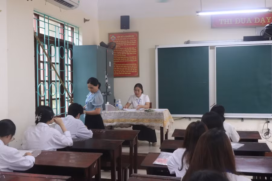 Cán bộ coi thi phổ biến quy chế thi, lịch thi cho thí sinh.