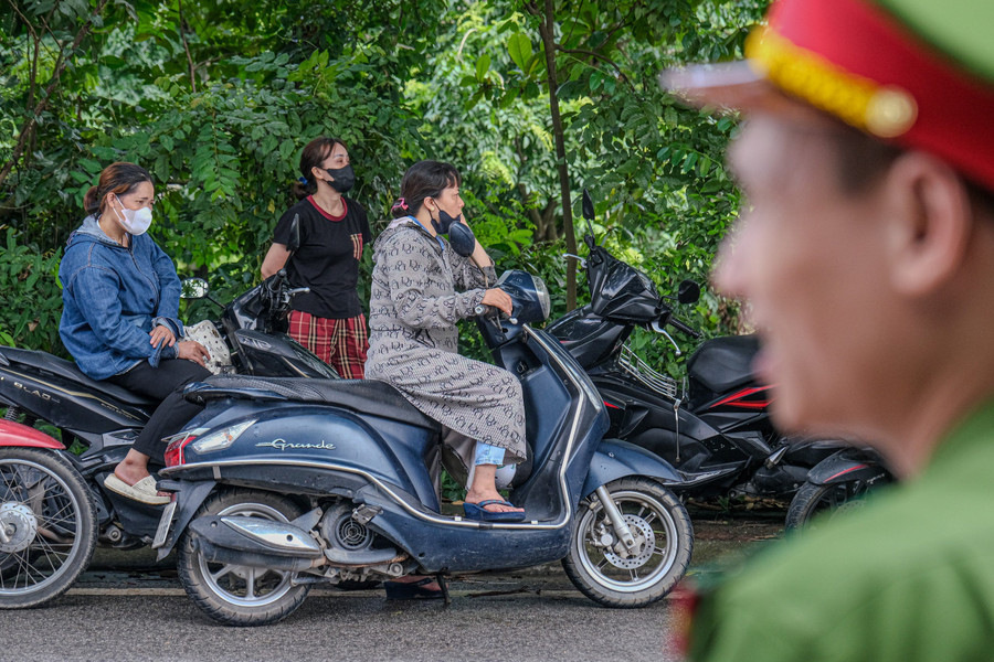 Phụ huynh đón và mong chờ những tin vui từ con tại khu vực điểm thi. Phụ huynh đón và mong chờ những tin vui từ con tại khu vực điểm thi.