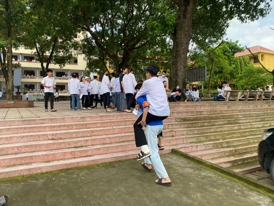 Thanh niên tình nguyện cõng thí sinh bị gãy chân dự thi tại điểm thi Trường THPT Tiên Du số 1 (huyện Tiên Du). Thanh niên tình nguyện cõng thí sinh bị gãy chân dự thi tại điểm thi Trường THPT Tiên Du số 1 (huyện Tiên Du).