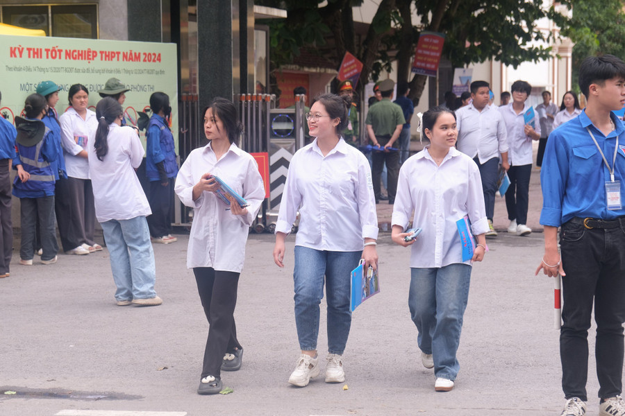 Thí sinh Bắc Giang hân hoan hoàn thành bài thi tổ hợp. Thí sinh Bắc Giang hân hoan hoàn thành bài thi tổ hợp.