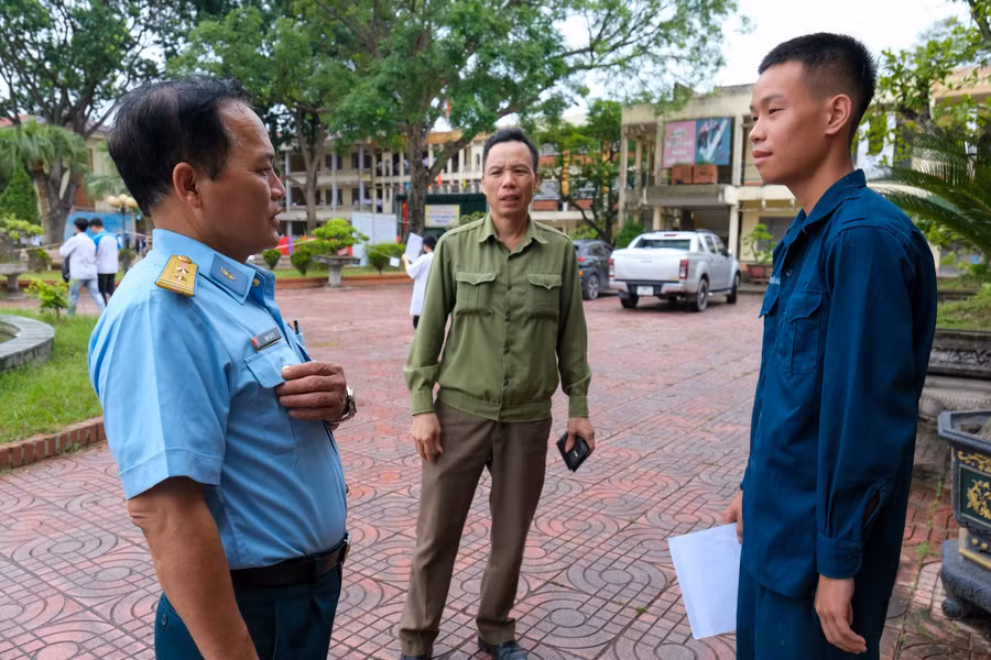 Ông Phú (giữa) động viên con trai vững tin bước vào kỳ thi.