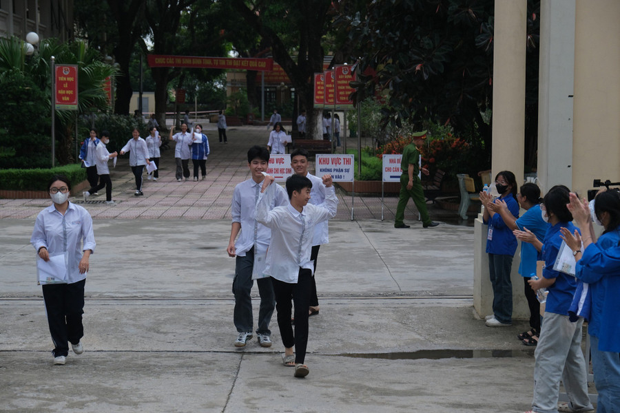 Thí sinh Bắc Ninh phấn khởi hoàn thành bài thi môn Ngữ văn.