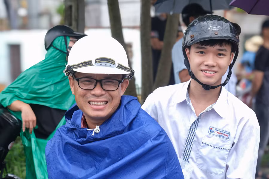 Anh Trương Hòa An và con trai đặt quyết tâm cao tại kỳ thi. 