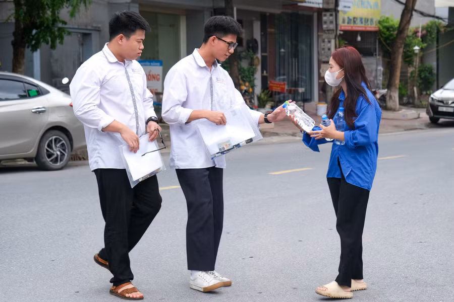 Thí sinh tại điểm thi trường THPT Hoàng Quốc Việt.