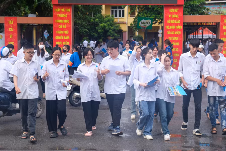 Thí sinh điểm thi Trường THPT Ngô Sỹ Liên sáng 28/6.