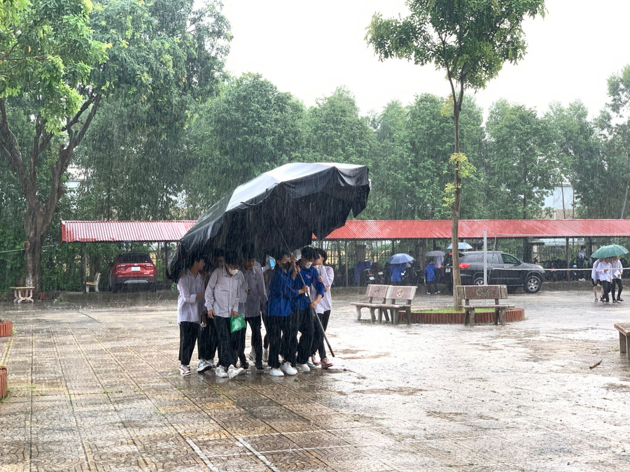 Những ngày diễn ra kỳ thi thời tiết ở Bắc Ninh mát mẻ, song có nhiều điểm thi với những cơn mưa bất ngờ đầu giờ sáng khiến việc đi lại của thí sinh gặp khó khăn. Tình nguyện viên đã hỗ trợ kịp thời để che mưa cho thí sinh. Những ngày diễn ra kỳ thi thời tiết ở Bắc Ninh mát mẻ, song có nhiều điểm thi với những cơn mưa bất ngờ đầu giờ sáng khiến việc đi lại của thí sinh gặp khó khăn. Tình nguyện viên đã hỗ trợ kịp thời để che mưa cho thí sinh.