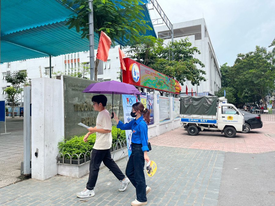 Điểm thi tại Trường THCS Phan Chu Trinh (quận Ba Đình) chiều 28/6. Điểm thi tại Trường THCS Phan Chu Trinh (quận Ba Đình) chiều 28/6.