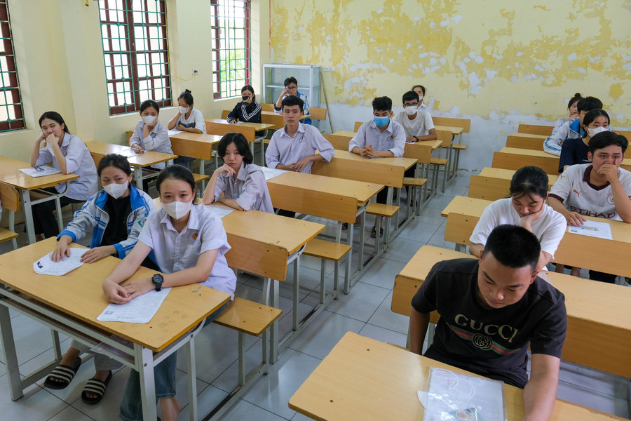 Thí sinh lắng nghe quy chế thi chiều 26/6. Thí sinh lắng nghe quy chế thi chiều 26/6.