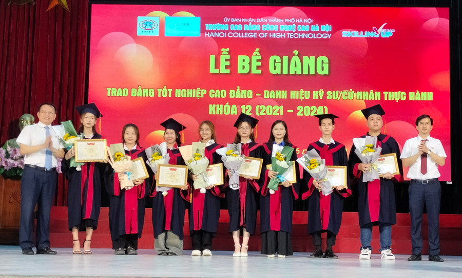 NGƯT.TS. Phạm Xuân Khánh - Hiệu trưởng Trường Cao đẳng Công nghệ cao Hà Nội (bên trái ngoài cùng) trao khen thưởng cho sinh viên xuất sắc.
