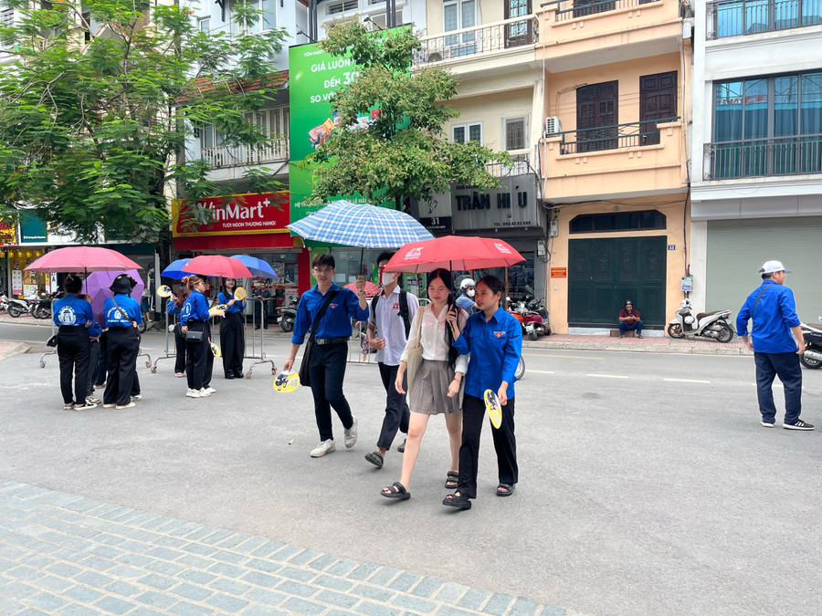 Thí sinh được thanh niên tình nguyện động viên hỗ trợ tại các điểm thi. Thí sinh được thanh niên tình nguyện động viên hỗ trợ tại các điểm thi.