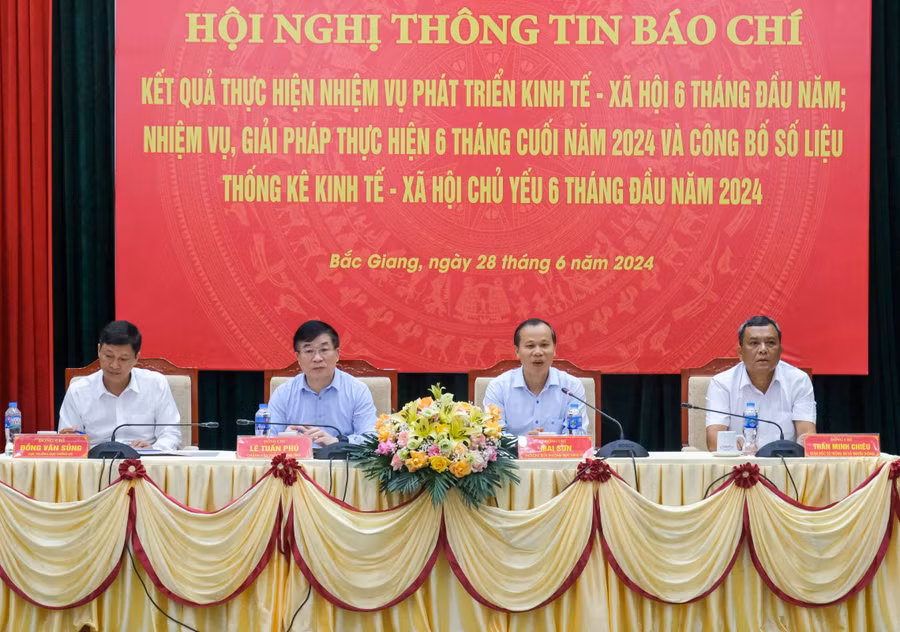 Ông Mai Sơn, Phó Chủ tịch Thường trực UBND tỉnh Bắc Giang chủ trì hội nghị.