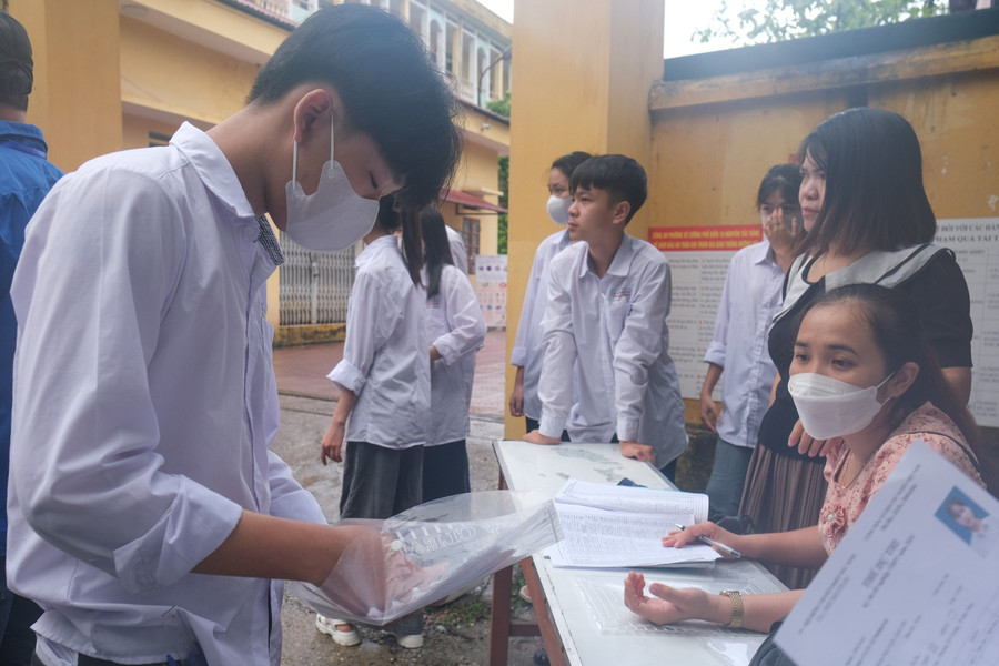 Khoảng 6h sáng 27/6 nhiều thí sinh đã có mặt tại điểm thi trường THPT Nguyễn Du kiểm tra lại giấy tờ dự thi.