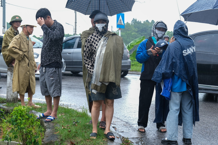 Chị Hạnh cùng nhiều phụ huynh đón con khi kết thúc bài thi môn Ngữ văn. Chị Hạnh cùng nhiều phụ huynh đón con khi kết thúc bài thi môn Ngữ văn.