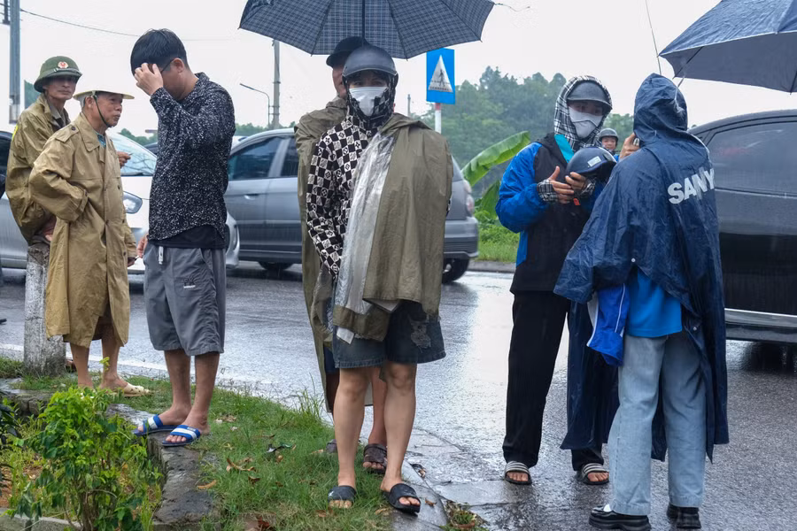 Chị Hạnh cùng nhiều phụ huynh đón con khi kết thúc bài thi môn Ngữ văn.