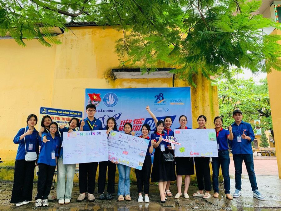 Thanh niên tình nguyện sẵn sàng hỗ trợ, động viên tiếp sức cho thí sinh các điểm thi. Thanh niên tình nguyện sẵn sàng hỗ trợ, động viên tiếp sức cho thí sinh các điểm thi.